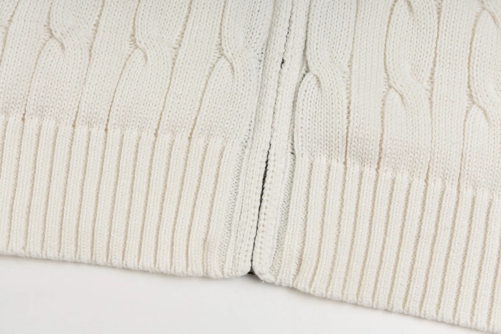 P260 #R98 RALPH LAUREN Ralph Lauren nine-color classic small label embroidery logo full zipper knitted cable cardigan sweater, high-density LOGO embroidery on the chest, original customization of tag accessories. Made of pure cotton yarn, pure cotton is skin-friendly and comfortable, small label war horse embroidered twist zipper cardigan sweater 🐎 high quality, follow the blogger to learn how to wear it! Let’s buy a Ralph Lauren cable sweater. It’s a super hard-to-find series after it became popular. It’s hard to find one on the official website. It’s simple and practical to wear, with a lazy and loose feel. The thickened fabric has more texture, feels soft and delicate, and has a loose fit. Whether worn alone or layered, you can wear different styles of fashion with just one piece!   Size：XS S M L